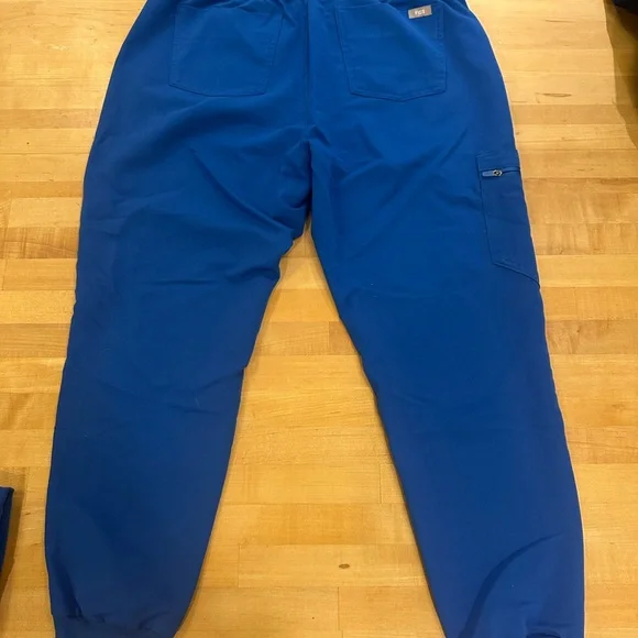 Figs blue caterina top size M, Zamora joggers size M/P bottoms (regular waisted) - Picture 4 of 6